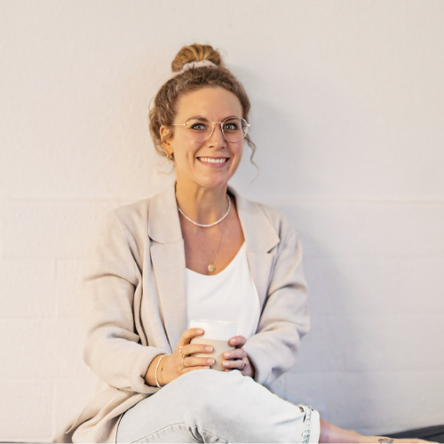 Anja Ostermann, Virtuelle Assistenz, mit einer Kaffeetasse in der Hand.